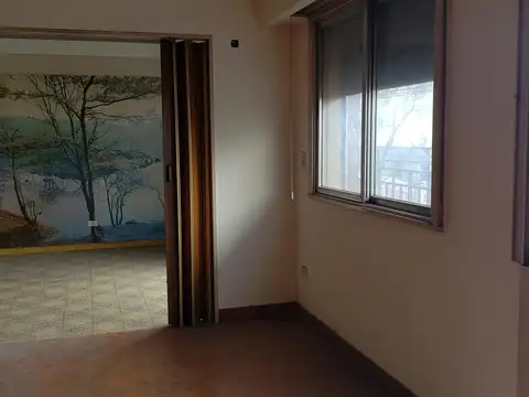 LOCAL Y VIVIENDA  CON COCHERA Y FONDO