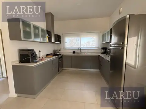 Casa en Venta con 2 cocheras