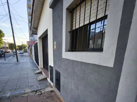 PH de 2 ambientes en planta baja con patio en Villa Ballester proximo al centro comercial