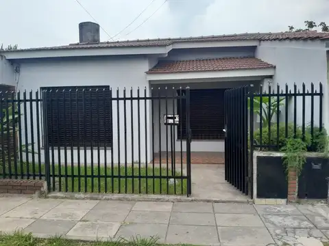 Departamento tipo casa en venta en Ramos Mejia