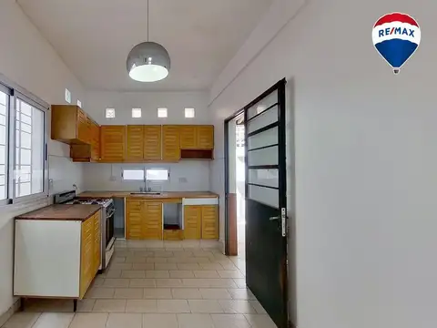 VENTA CASA 4 AMBIENTES CON COCHERA Y PATIO BERNAL