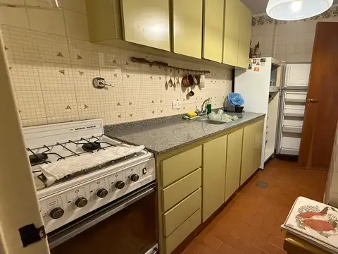 Departamento de 3 ambientes con balcón y dos baños completos.