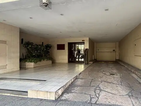 Departamento de 3 ambientes con balcón y dos baños completos.