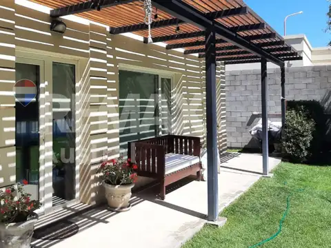 DOS CASAS Y VISTA ABIERTA EN SOLARES DEL MAR