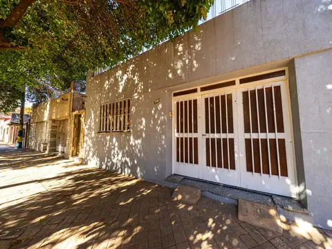 Venta casa de 2 dormitorios con cochera y patio, Lisandro de la Torre, Rosario