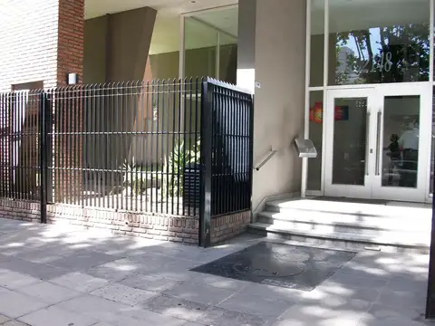 Departamento de dos ambientes con balcón  en torre, pileta y jardín perimetral.