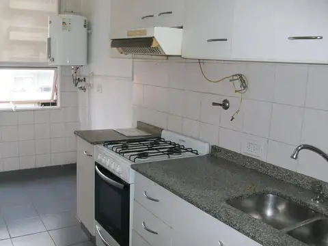 Departamento de dos ambientes con balcón  en torre, pileta y jardín perimetral.