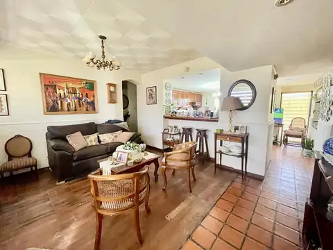 Rodriguez  al 2700 casa con patio quincho y pileta con gran terreno