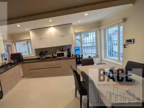 Casa en Venta con 6 cocheras