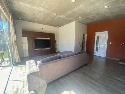 Casa en Alquiler Temporal con 3 cocheras