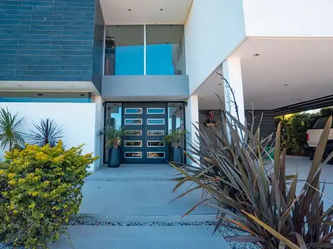 Casa en Venta con 3 cocheras