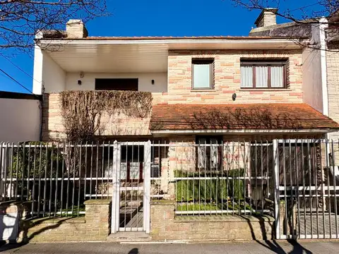 PH 5 AMBIENTES CON PATIO, QUINCHO Y GARAGE – LA PERLA
