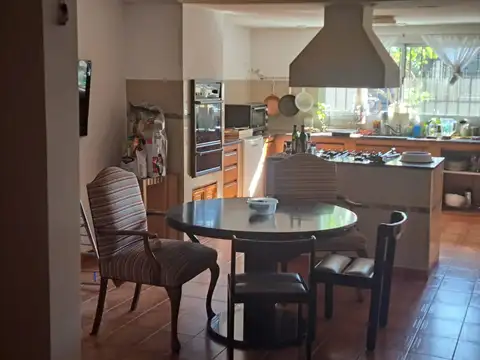 Casa de dos plantas con jardin en Martinez