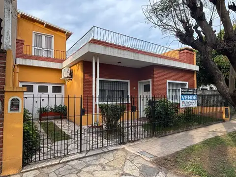 CASA DE 4 AMBIENTES, COCHERA Y PATIO EN MORON SUR