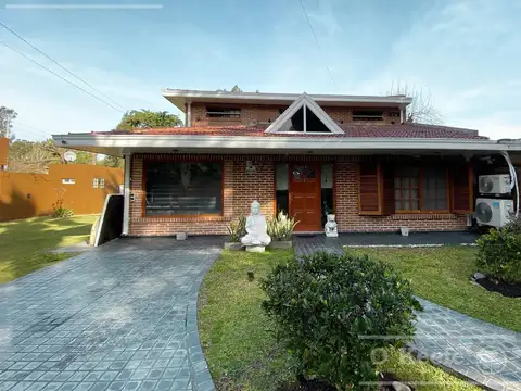 Casa Moderna en venta sobre dos lotes con excelente ubicación en El Pato