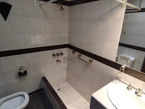 Casa 8 ambientes con 2 baños