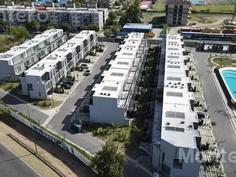 Casa Tríplex en  SUNNY - Camino de los Remeros Tigre - Barrio Privado - PERIMETRO