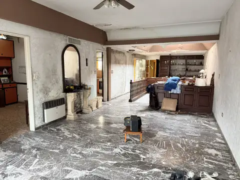 Casa (P.H) unica en P.A con garage y recepcion en P.B - A REFACCIONAR