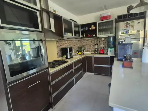 Casa 5 ambientes con 4 baños