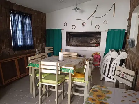 Casa 8 ambientes con 2 baños