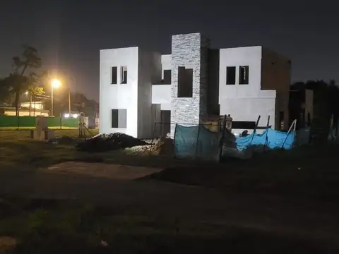 Casa 5 ambientes con 4 baños
