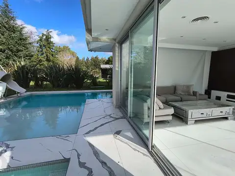 Casa en Alquiler con 3 cocheras