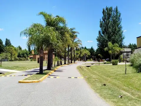 Casa en Alquiler con 2 cocheras