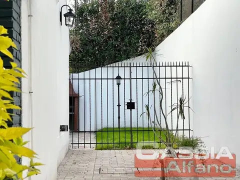 Casa en Alquiler con 3 cocheras