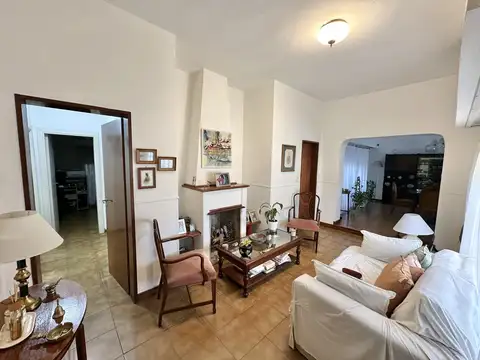 Casa en Venta de 4 dormitorio. Patio con parrilla. Lavadero. Cochera. Centro Zarate