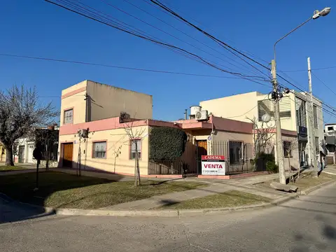 Casa en Venta de 4 dormitorio. Patio con parrilla. Lavadero. Cochera. Centro Zarate