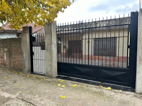 CASA 3 AMBIENTES EN VENTA CON PARQUE EN LONGCHAPMS