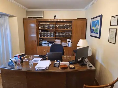 Casa en Alquiler con 3 cocheras