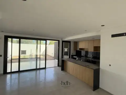Casa 10 ambientes con 2 baños