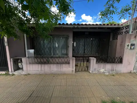 CASA CON COCHERA Y CONSTRUCCION ADICIONAL