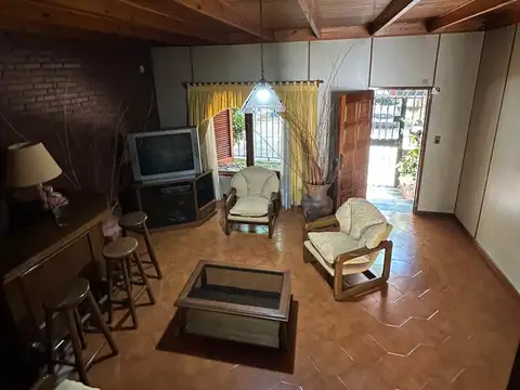 CASA 4 AMB. EN DOS PLANTAS CON GARAJE , PATIO Y TERRAZA