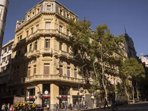 Luminoso y cálido Loft de 50m2 en edificio histórico de Av de Mayo!