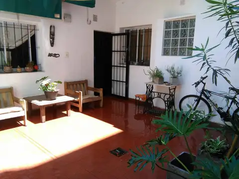 Casa de pasillo + gran patio + terraza