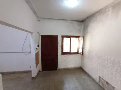 VENTA - BUENOS AIRES AL 800 - CASA DE PASILLO 2 DORMITORIOS MAS COMODIN - PH A RECICLAR EN PLANTA BA