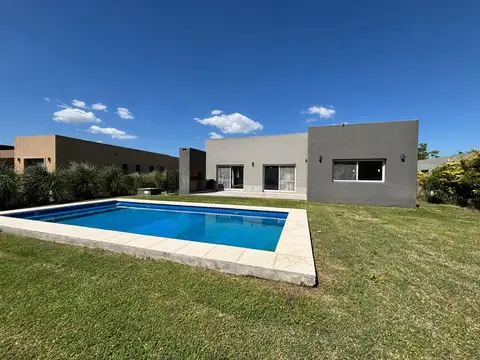 Casa con pileta en venta Barrio Norte, El Cantón. Escobar.
