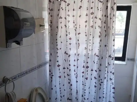 LOCAL  8,66 X 45 .   EXCELENTE LOCAL COMERCIAL SOBRE LOTE PR