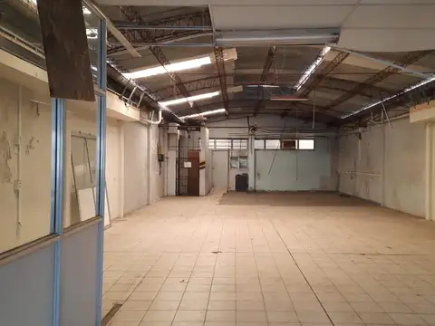 LOCAL  8,66 X 45 .   EXCELENTE LOCAL COMERCIAL SOBRE LOTE PR