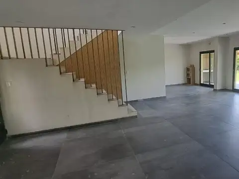 Casa 5 ambientes con 3 baños