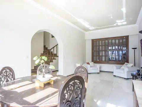 Casa 6 ambientes con 3 baños