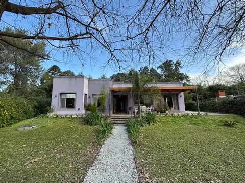 Casa en venta con dos dormitorios, parque, piscina y quincho