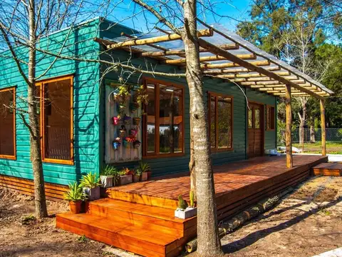 Casa en venta con dos dormitorios, parque, piscina y quincho