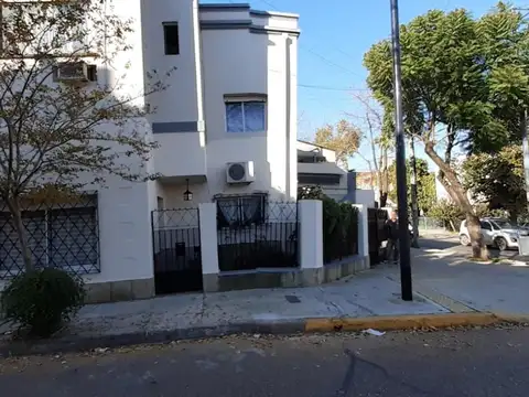 CASA   EN 2 PLANTAS EN EXCELENTE ESTADO