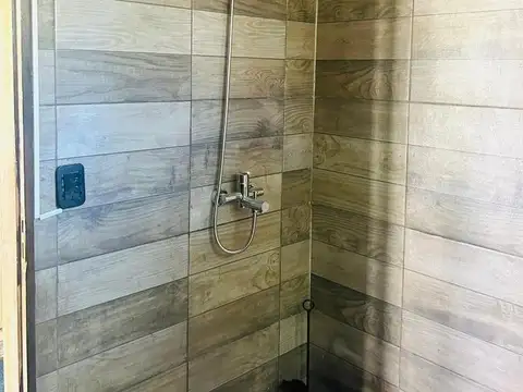 VENTA – CASA DE 2 DORMITORIOS CON PARQUE Y PILETA - HOSTAL DEL SOL FISHERTON