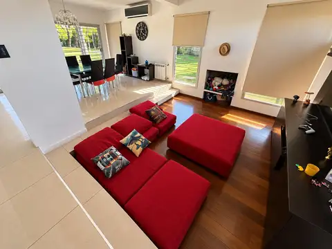VENTA – CASA DE 2 DORMITORIOS CON PARQUE Y PILETA - HOSTAL DEL SOL FISHERTON
