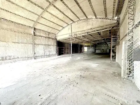 Venta de Galpón con Casa, Piscina y Amplio Terreno sobre Bv. Oroño – Rosario