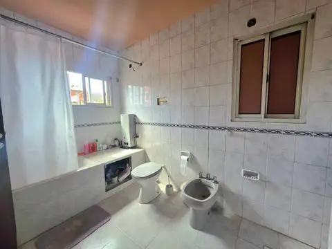 Venta Galpón con local mas vivienda planta alta, sobre avenida Polonia - Mar del Plata